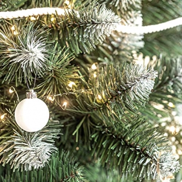 FairyTrees künstlicher Weihnachtsbaum Kiefer, Natur-Weiss beschneit, Material PVC, echte Tannenzapfen, inkl. Holzständer, 120cm, FT04-120 - 4