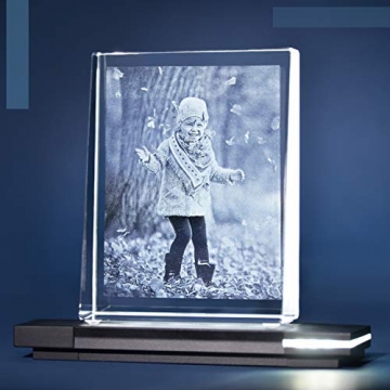 Isonio Glasfoto - Ihr Foto in hochwertiges Glas gelasert, mit hellem LED Leuchtsockel aus schwarzem Alu (Glasfoto mit Leuchtsockel, Gr. M Hoch 80 x 105 x 30 mm) - 2