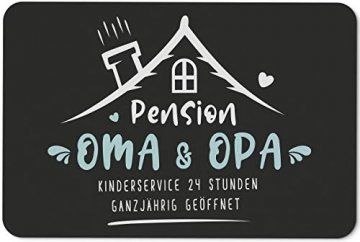 Tassenbrennerei Fußmatte mit Spruch Pension Oma & Opa Kinderservice 24 Stunden Ganzjährig geöffnet - Geschenk Türmatte lustig für innen & außen, waschbar - Deutsche Qualität (Oma & Opa) - 1