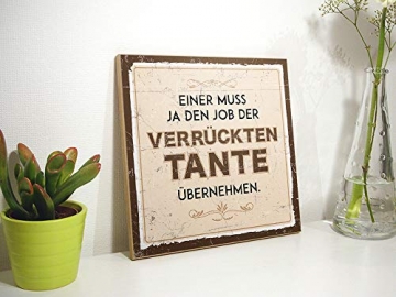 TypeStoff Holzschild mit Spruch – Einer MUSS JA DEN Job DER VERRÜCKTEN Tante – im Vintage-Look mit Zitat als Geschenk und Dekoration (Größe: 19,5 x 19,5 cm) - 2