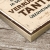 TypeStoff Holzschild mit Spruch – Einer MUSS JA DEN Job DER VERRÜCKTEN Tante – im Vintage-Look mit Zitat als Geschenk und Dekoration (Größe: 19,5 x 19,5 cm) - 3