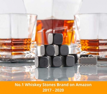 Deluxe Whisky Steine Geschenkset mit Whisky Karaffe - Sei anders bei der Geschenkauswahl - Handgemachte Holzkiste mit 2 Whisky Gläser + 2 Luxus Untersetzer - 8 Granit Kühlsteine - Männer Geschenke - 3
