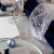100% Mosel Tischläufer Metallic, in Silber (30 cm x 10 m), Tischband aus Polyester Vliesstoff, edle Tischdeko für Weihnachten & Hochzeiten, festliche Dekoration zu besonderen Anlässen - 3